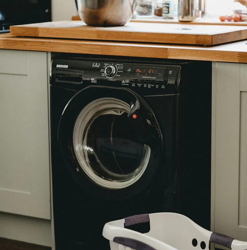 Sertler Soğutma teknisyeni çamaşır makinesi arıza tespiti yapıyor